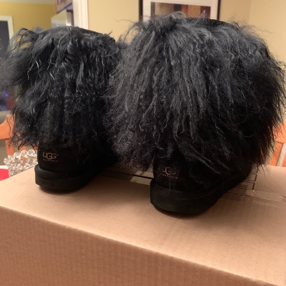 UGG UGGS BLACK SHEEPSKIN BOOTS. 2 PAIRS SIZE 9 - Picture 3 of 7